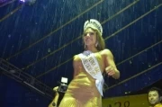 Laura Marcela Peñuela González, bajo la intensa lluvia saludo a la población de Arauquita.